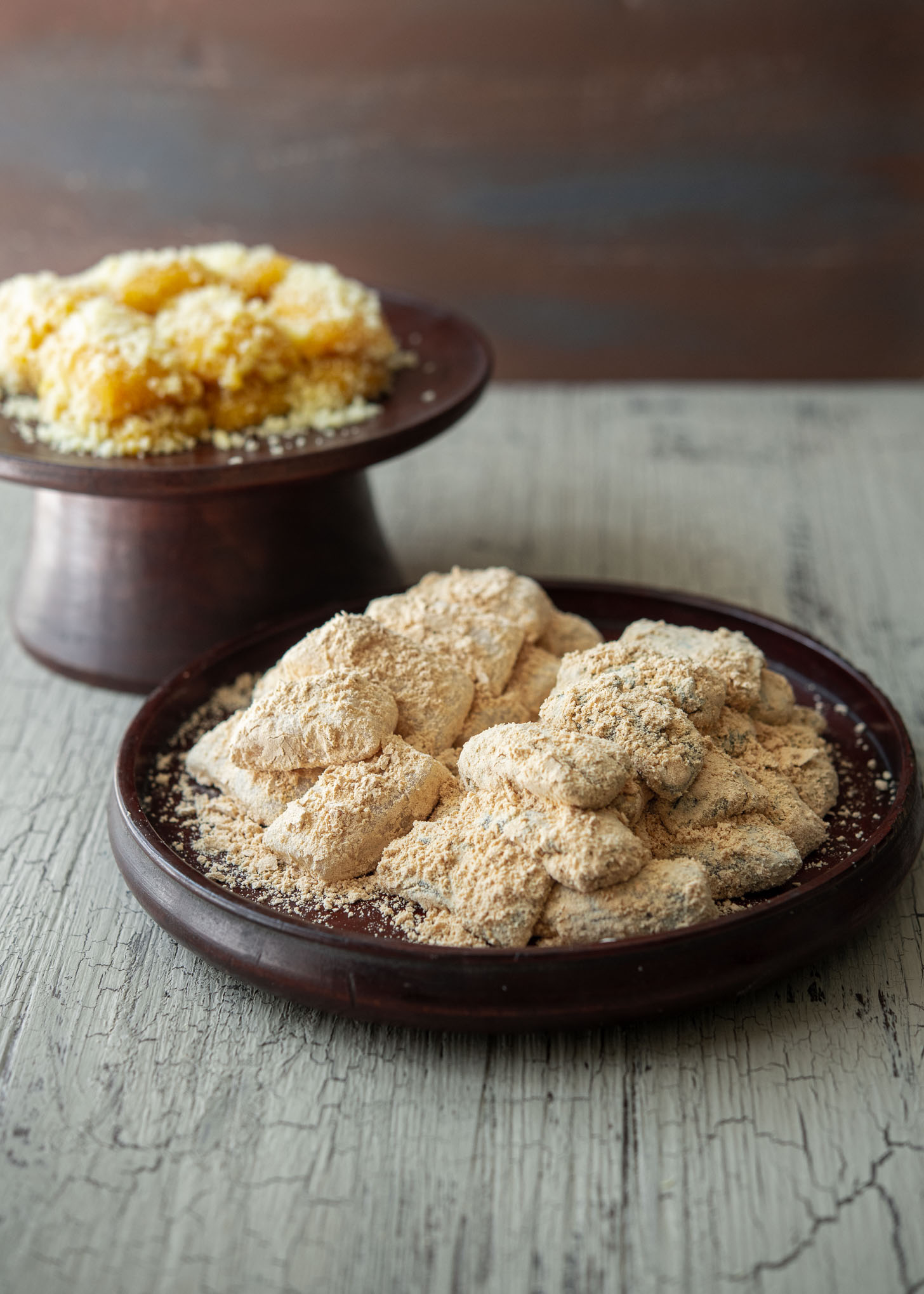 3 varieties of injeomi placed on 2 serving platters.