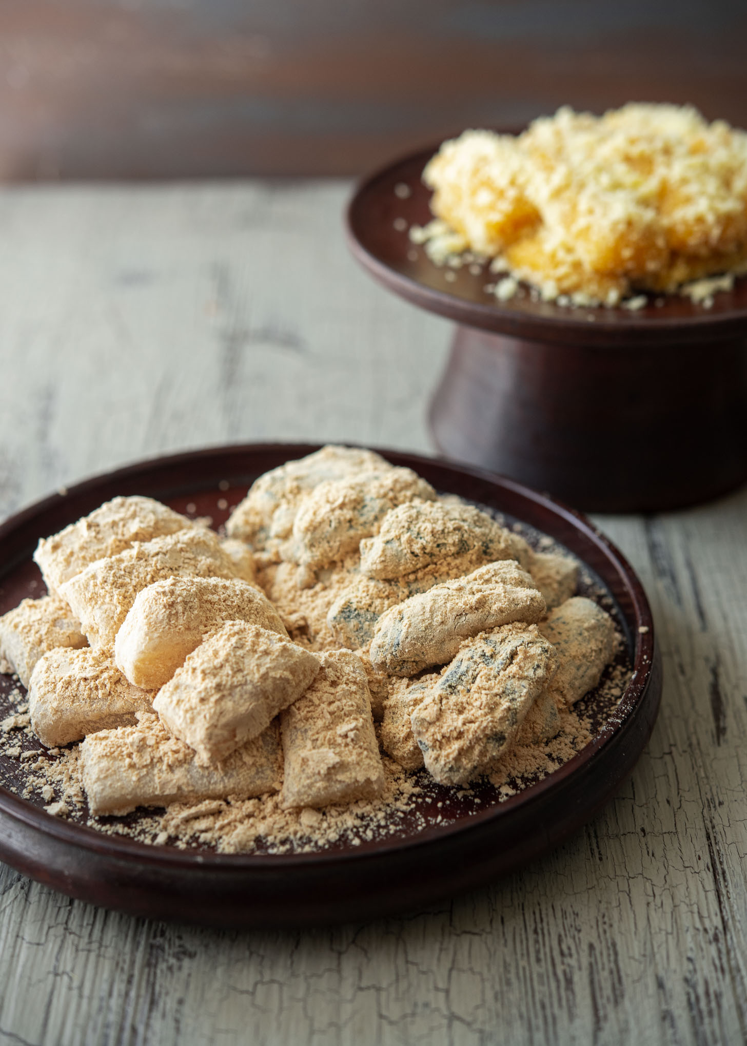 Variety flavored injeomi rice cake dessert are presented.