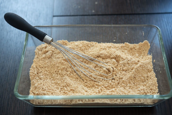 Roasted soybean flour and sugar mixed together .