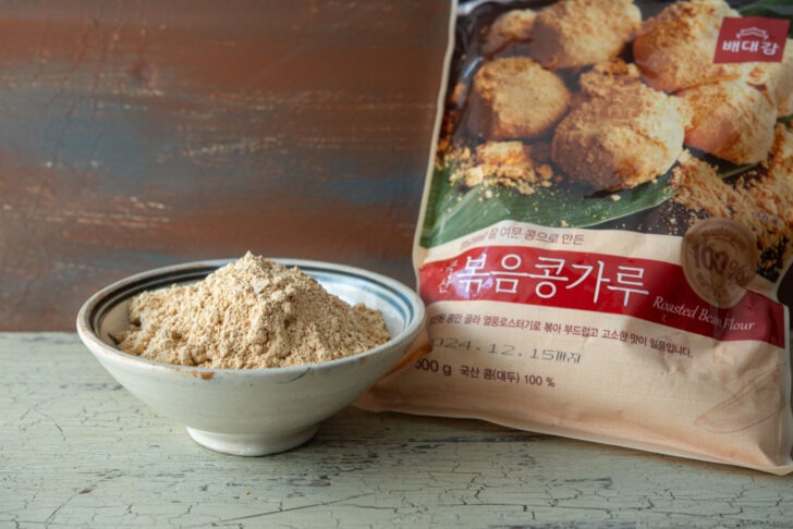 injeolmi powder made with roasted ground soybean.