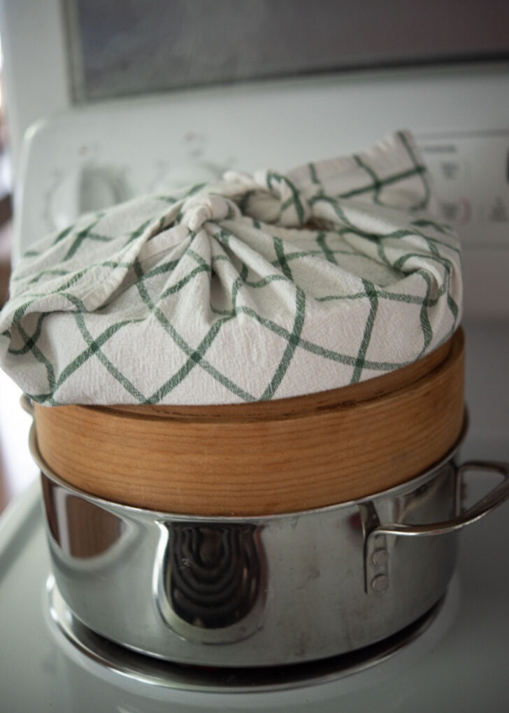 A bamboo basket lid lined with cotton used for steaming rice cakes.