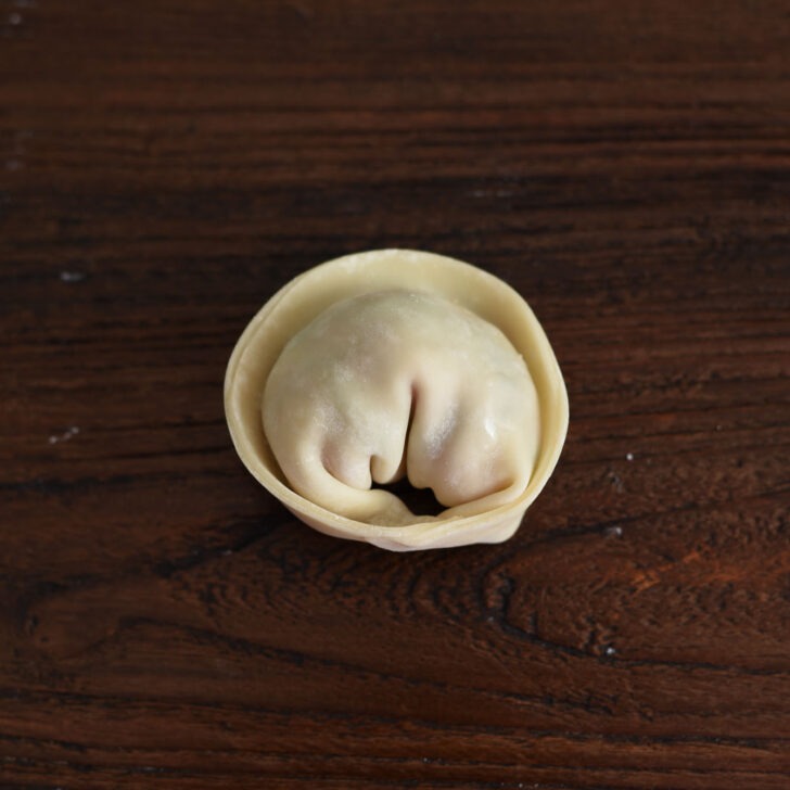 A moon shape round mandu dumpling.