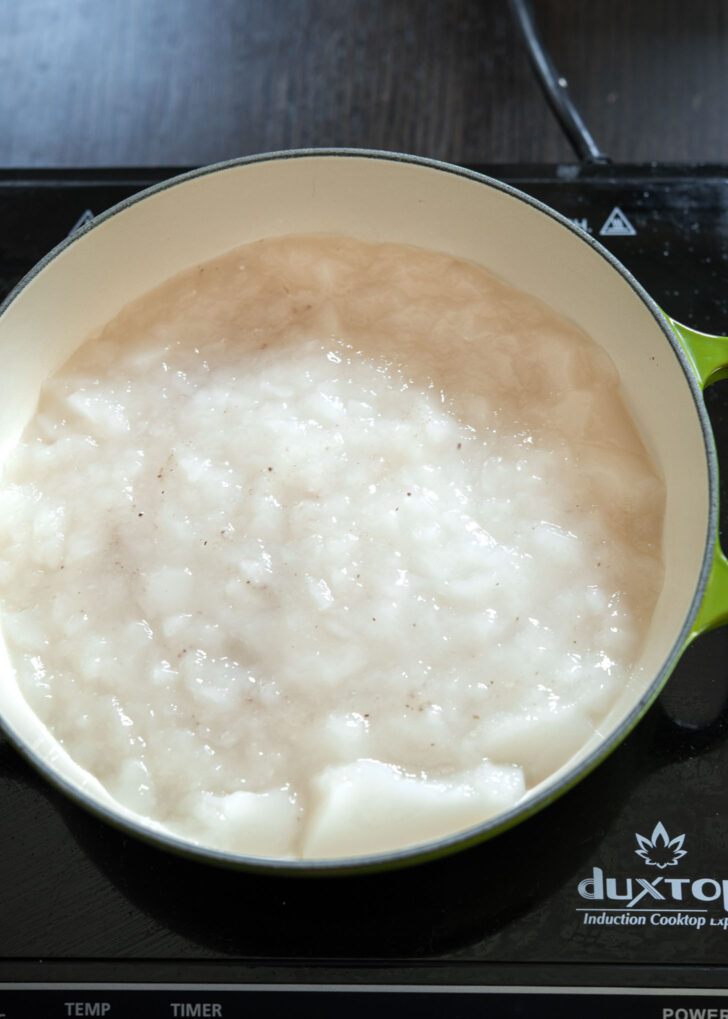 Gelatin broth placed in a pot.