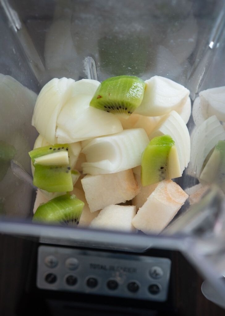 Onion, pear, kiwi pieces in a blender.
