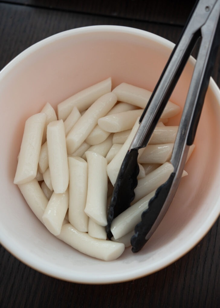 Tteokbokki rice cakes coated with oil.