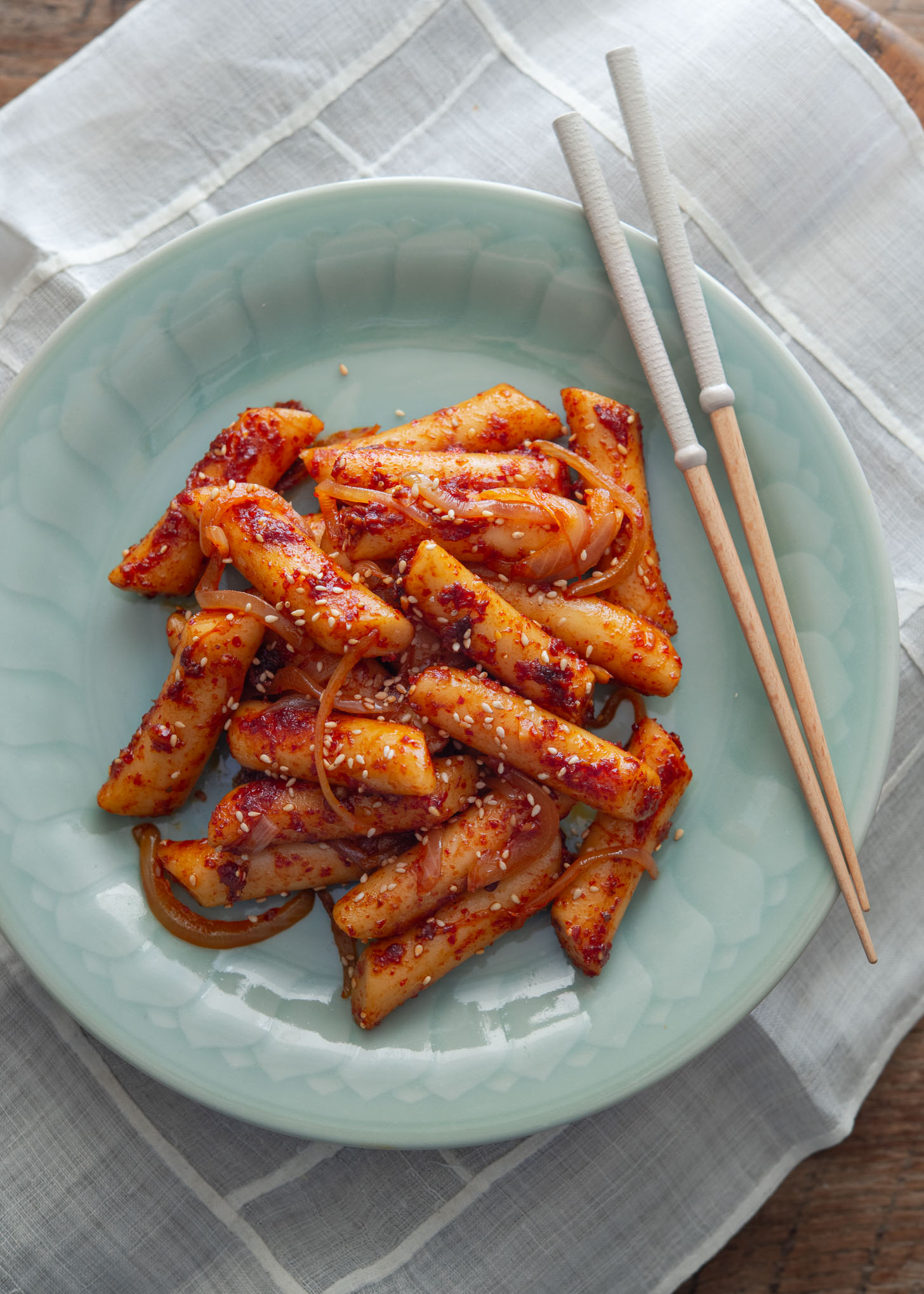 Gireum tteokbokki on a serving dish with chopsticks.