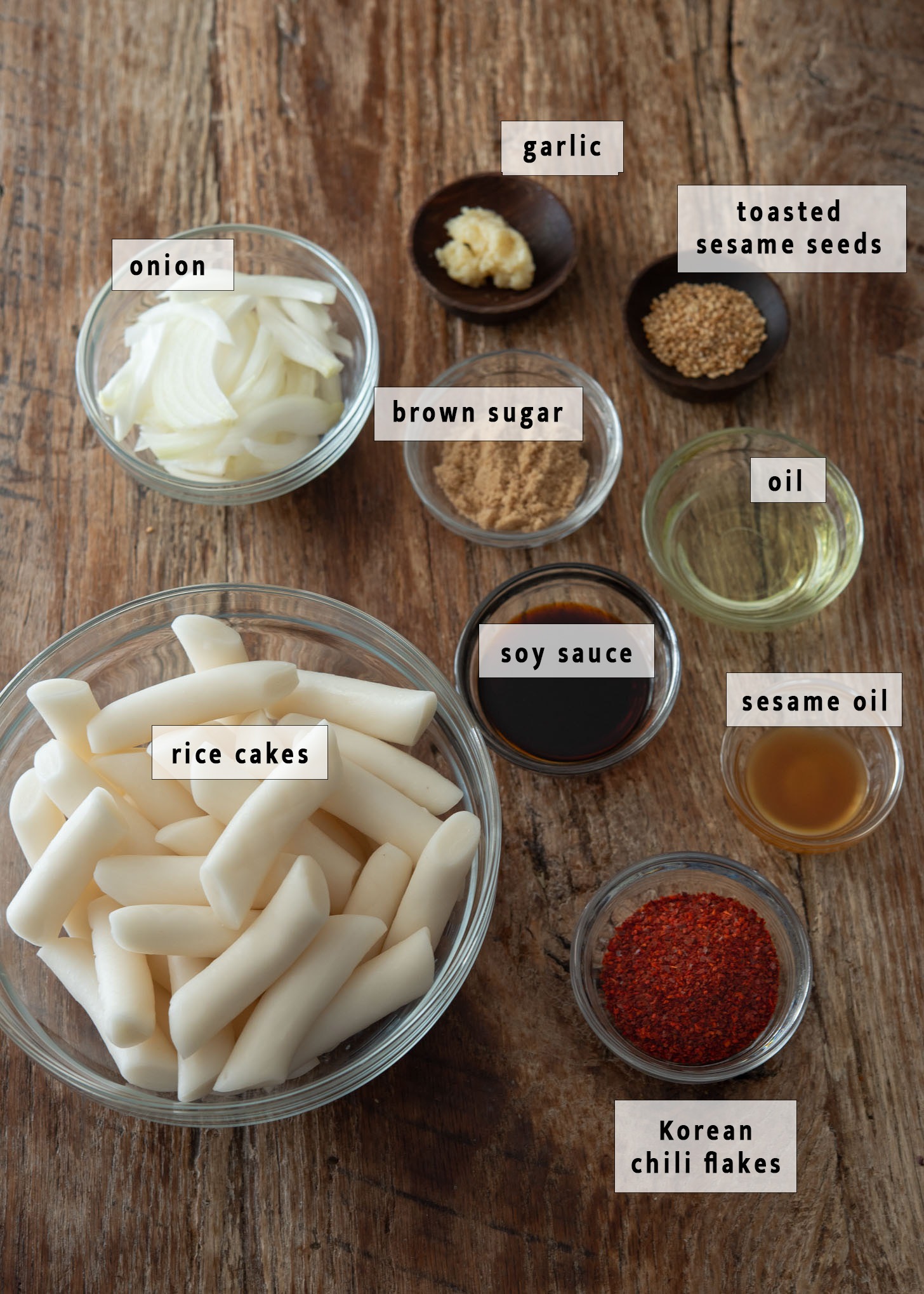 Ingredients for making pan-fried rice cakes.