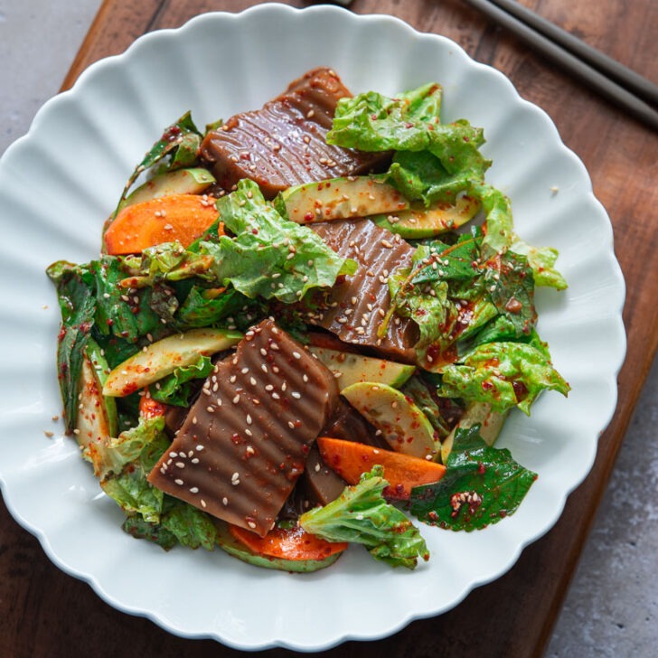 Jiggly acorn jelly salad (dotori muk) tossed in savory Korean salad dressing.