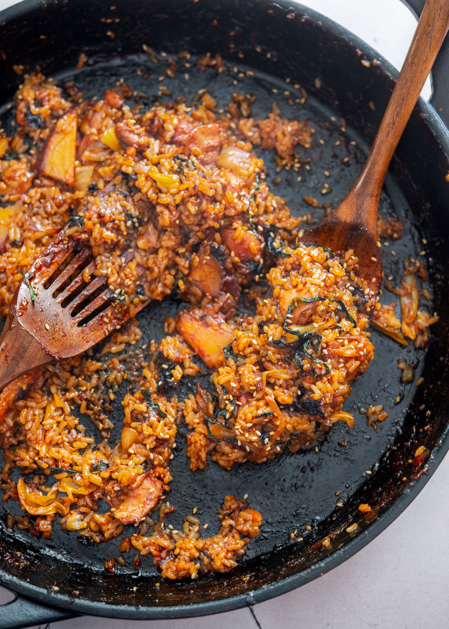 Dakgalbi fried rice with spatulas in a pan.