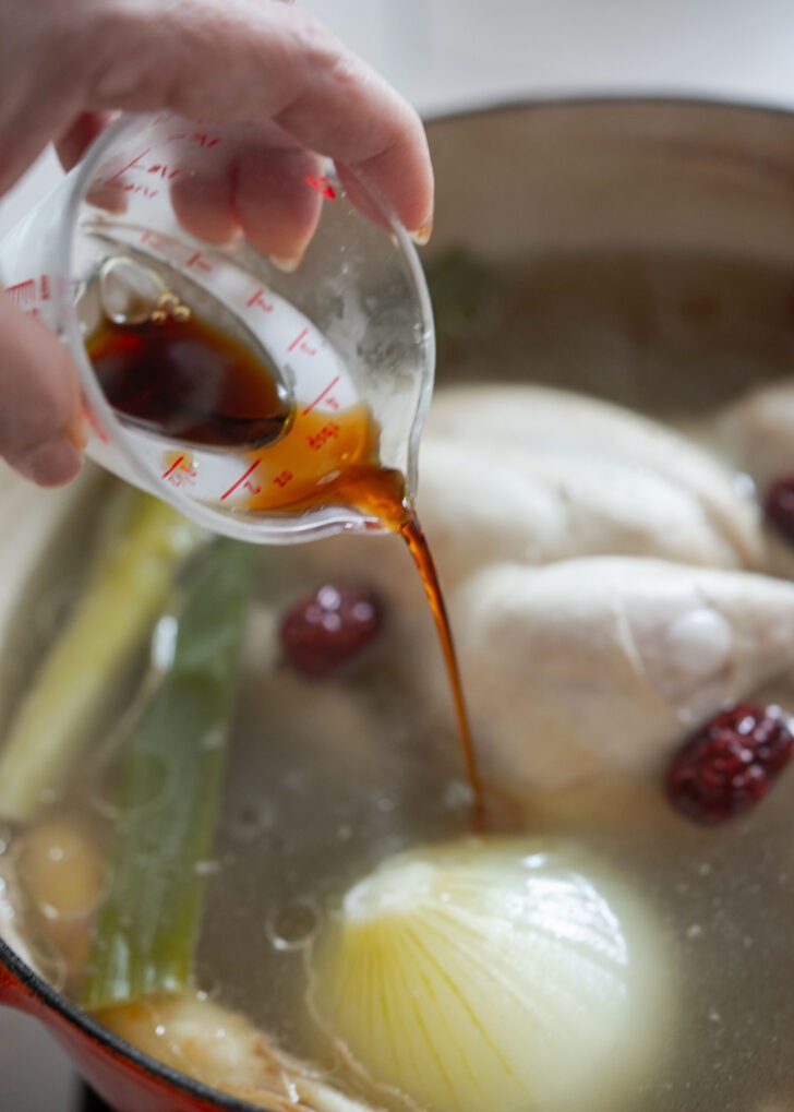 Seasoning samgyetang broth with Korean soup soy sauce