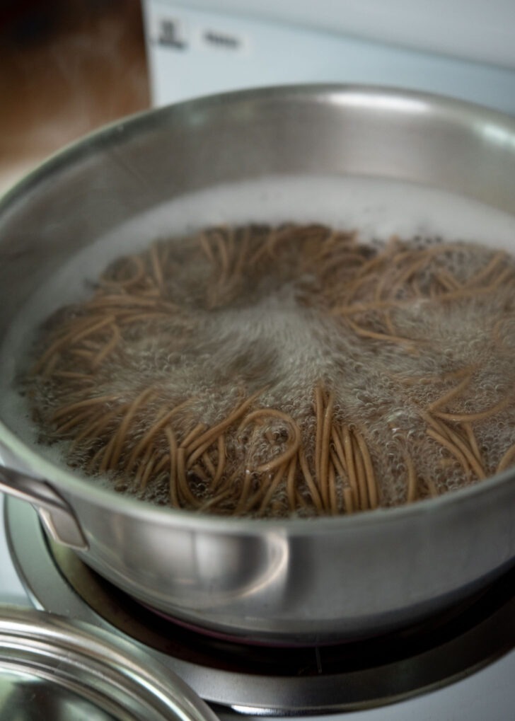 Cooking buckwheat noodles in boiling water