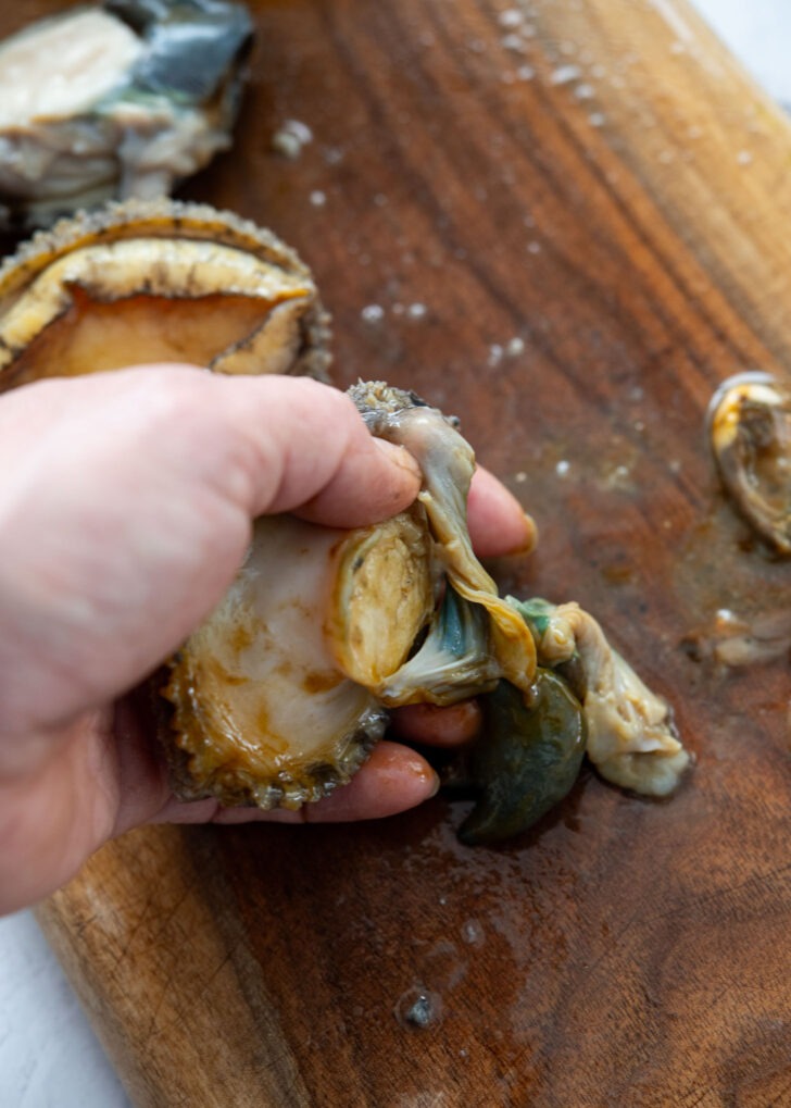 Removing abalone innards for jeonbokjuk