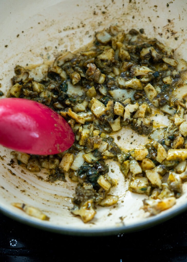 Cooking abalone flesh and innards together in a pot