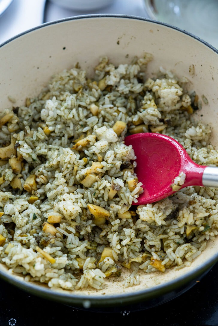 Tossing leftover rice to abalone flesh and innards in a pot