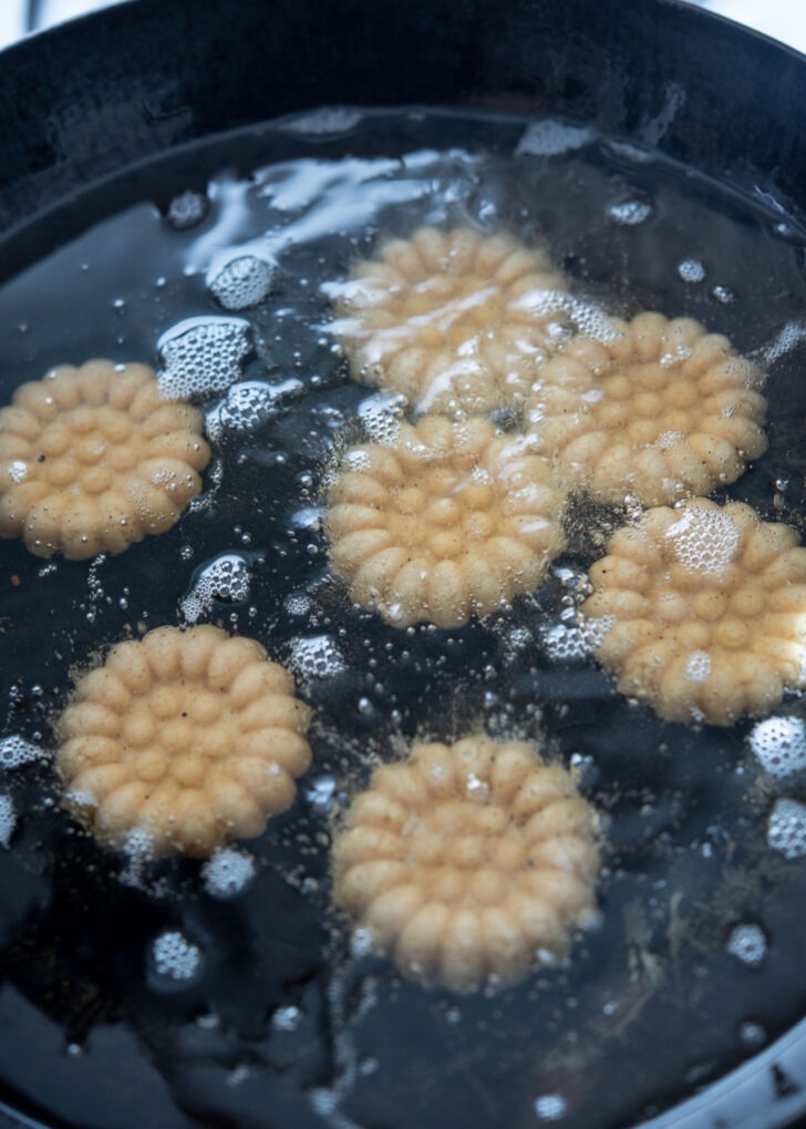 Frying yakgwa dough in low-temperature oil