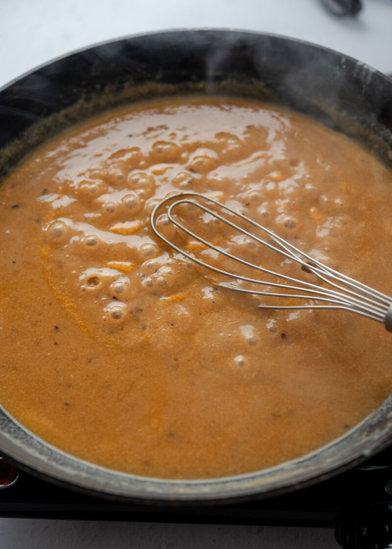 Simmering donkatsu brown sauce to a smooth gravy consistency