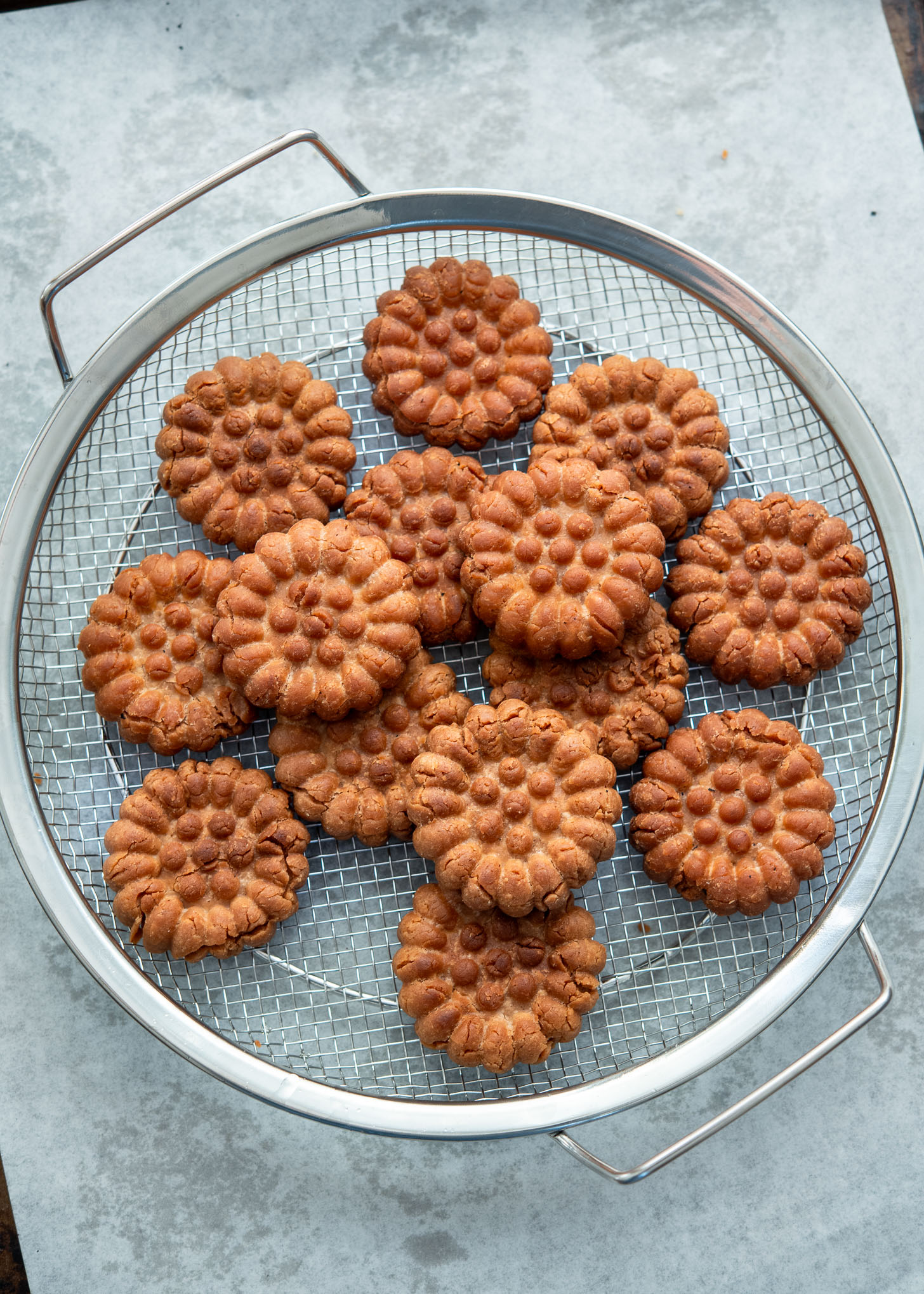 Draining excess oil from the fried yakgwa cookies