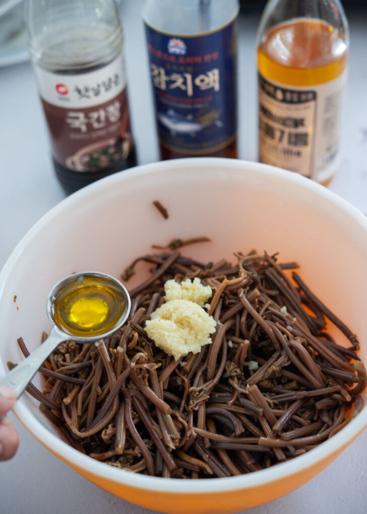 gosari (Korean fernbrake) being seasoned with perilla oil and garlic