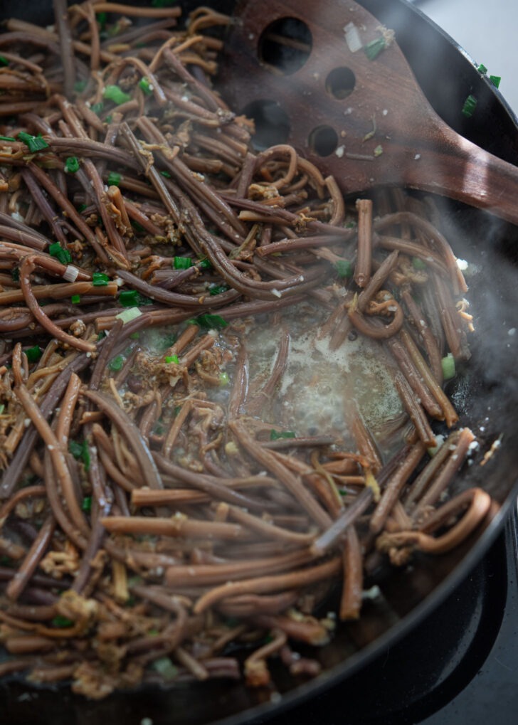 adding sea kelp stock (dashima broth) to gosari during cooking