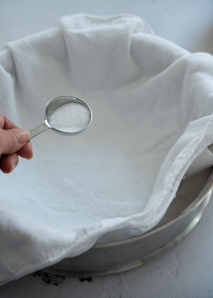 Steamer lined with cloth and sugar to prevent sulppang batter from sticking