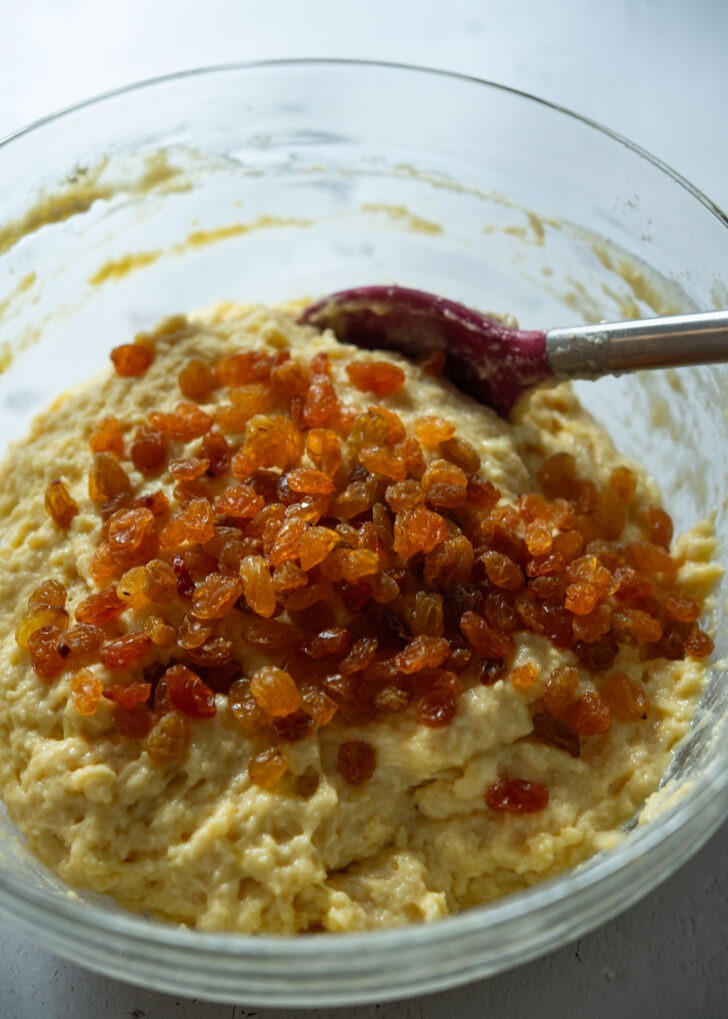 Adding raisins to the sulppang batter