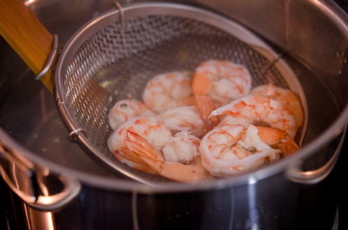 Shrimp blanching in water.
